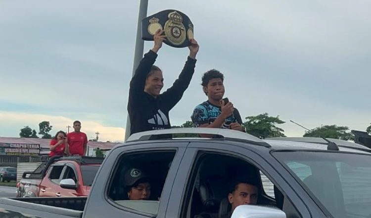 Nataly Delgado en una caravana por el título de boxeo mundial. Foto: Cortesía/Aurelio Ortiz.