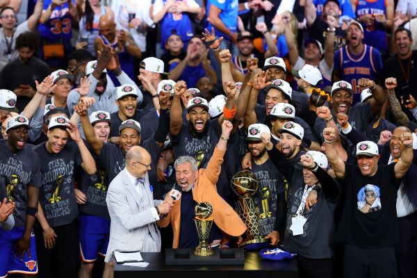 El equipo del New York Knicks festeja su título. Foto: EFE El equipo del New York Knicks festeja su título. Foto: EFE