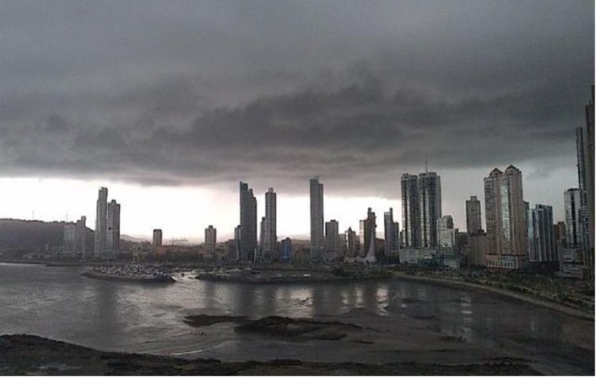 Tormentas y aguaceros cubren el cielo de Panamá durante la tarde.