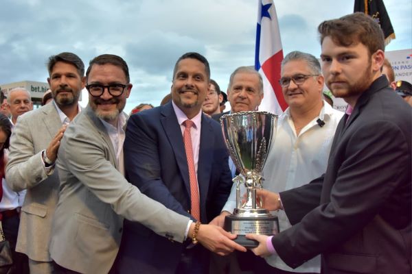 Juan Carlos Orillac, ministro de la Presidencia en representación del presidente José Raúl Mulino entregó la Copa a los propietarios de Takao. Foto: Boris Valdivieso Juan Carlos Orillac, ministro de la Presidencia en representación del presidente José Raúl Mulino entregó la Copa a los propietarios de Takao. Foto: Boris Valdivieso