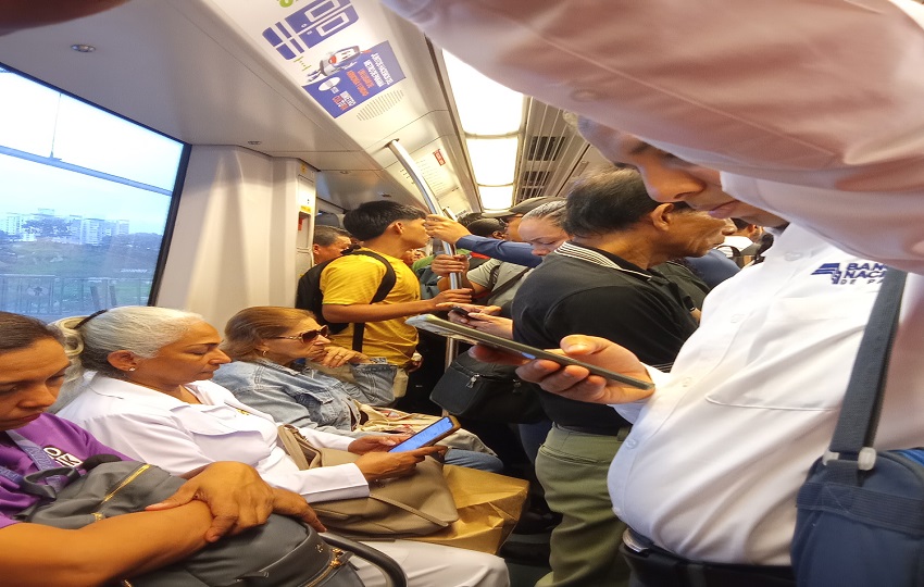 Hacinamiento en los vagones generó malestar entre los pasajeros.