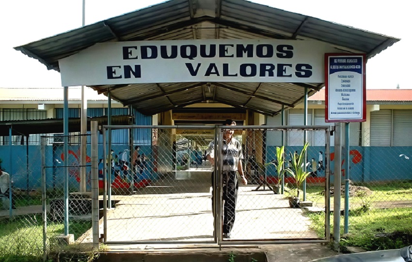 Una de las mayores preocupaciones de los acudientes era el estado de una pared agrietada en el aula donde reciben clases alumnos de primero, tercero y quinto grado. Foto. Thays Domínguez Una de las mayores preocupaciones de los acudientes era el estado de una pared agrietada en el aula donde reciben clases alumnos de primero, tercero y quinto grado. Foto. Thays Domínguez