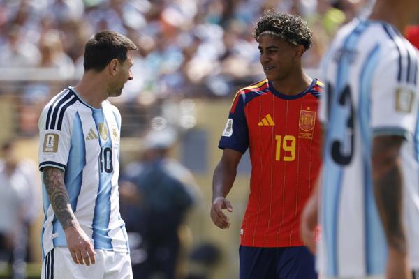 Lionel Messi capitán de Argentina (10) y Lamine Yamal, de España. Foto: EFE Lionel Messi capitán de Argentina (10) y Lamine Yamal, de España. Foto: EFE