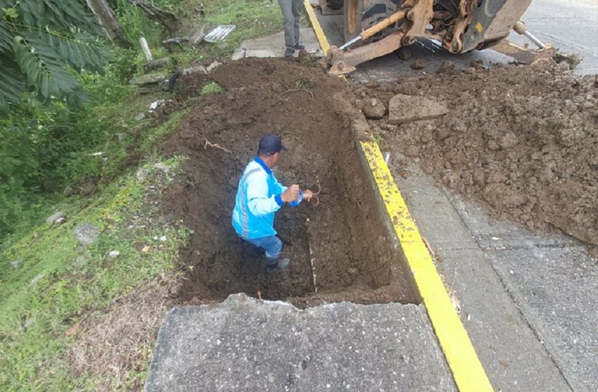 La reparación de fugas es una de las primeras acciones del nuevo director del Idaan. Foto: Cortesía Idaan La reparación de fugas es una de las primeras acciones del nuevo director del Idaan. Foto: Cortesía Idaan