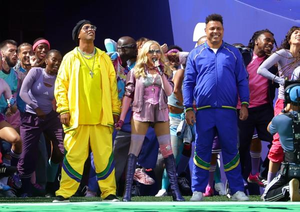 Ronaldinho, Madona y Ronaldo en la final del Mundial. Foto: EFE Ronaldinho, Madona y Ronaldo en la final del Mundial. Foto: EFE