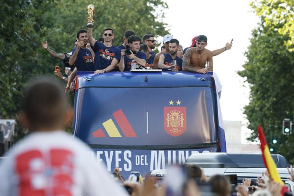 Los jugadores de la selección española a su paso por la calle Princesa de Madrid. Foto: EFE Los jugadores de la selección española a su paso por la calle Princesa de Madrid. Foto: EFE