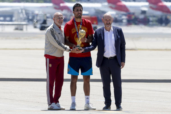 La selección española llega a Madrid con la Copa para vivir una