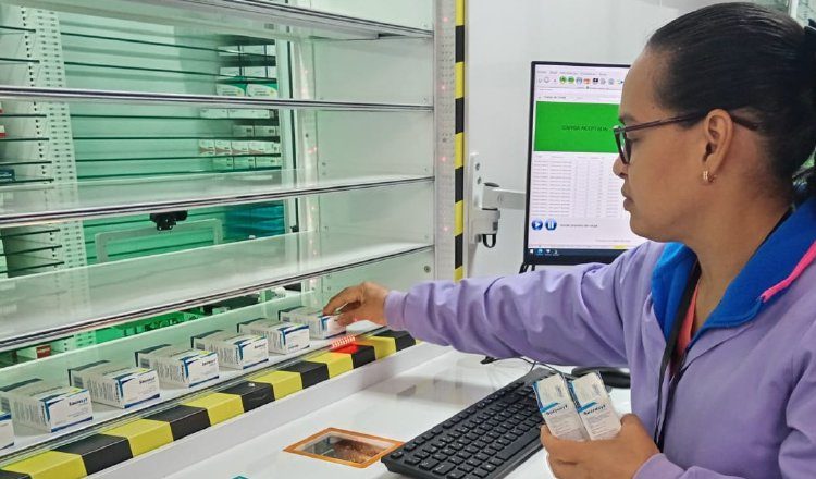El sistema incorpora un semáforo de inventario que alerta cuando las existencias de un medicamento son bajas. Foto: Cortesía El sistema incorpora un semáforo de inventario que alerta cuando las existencias de un medicamento son bajas. Foto: Cortesía