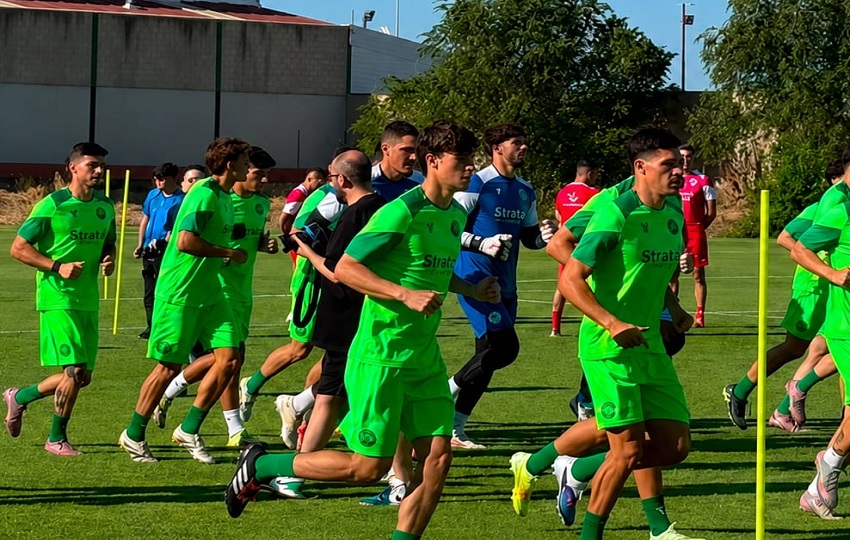 Mediocampista panameño Juan Antonio Moltó de 18 años busca consolidar su carrera futbolística  en el CD  Extremadura. 