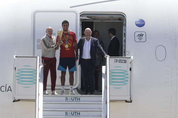 El capitán de la selección española de fútbol, Rodri (cent.), que lleva el trofeo de la Copa del Mundo, acompañado del seleccionador nacional, Luis de la Fuente (i), y el presidente de la RFEF, Rafael Louzán, a su llegada al aeropuerto de Madrid Barajas. Foto: EFE
