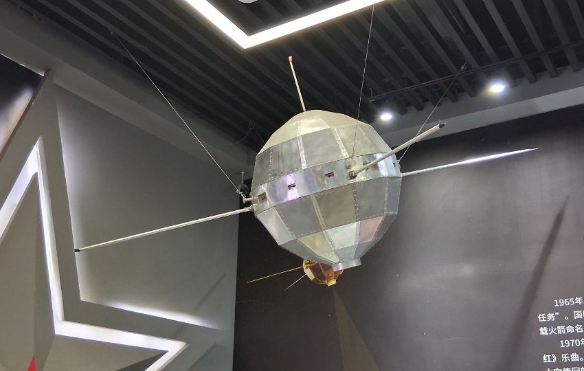Modelo del satélite Dongfanghong-1. Modelo del satélite Dongfanghong-1.