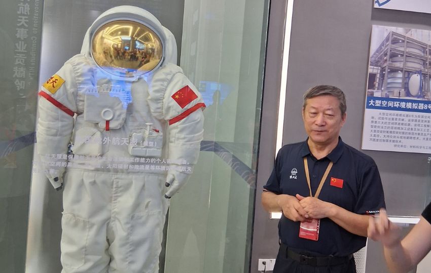 El profesor Wang Ruowei junto a un traje espacial chino. El profesor Wang Ruowei junto a un traje espacial chino.