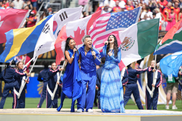 El cantante britanico Robbie Williams (cent.), la cantante italiana Laura Pausini (der.) y la cantante estadounidense Nicole Scherzinger (izq.). Foto: EFE
