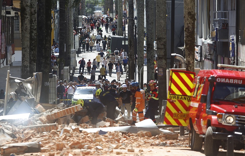 También se informó que entre 20 y 30 viviendas colapsaron en la ciudad de Manizales. Foto EFE