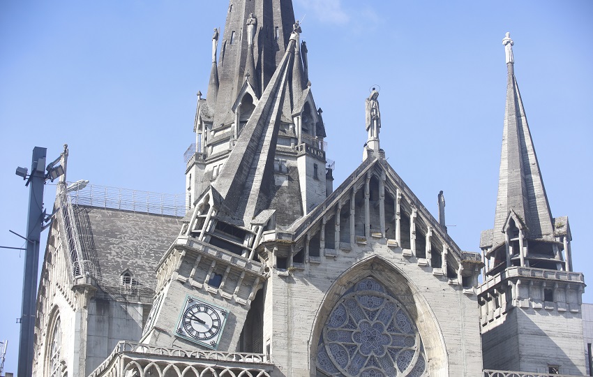 La Catedral Basílica Metropolitana de Nuestra Señora del Rosario quedó afectada tras el fuerte temblor. Fotos: EFE