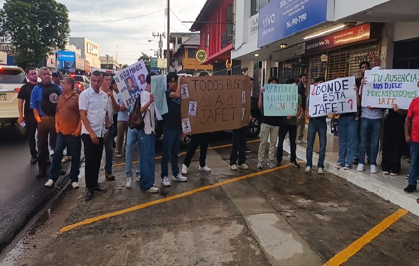 Familiares y amigos del estudiante universitario Jafet González, exigen justicia y que las autoridades establezcan que ocurrió. Foto. Melquíades Vásquez