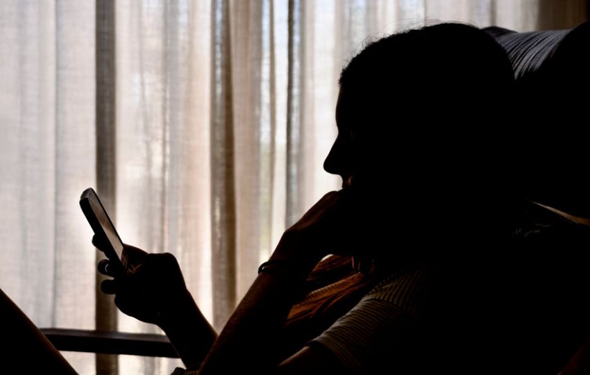 Una adolescente consulta una red social en su móvil. Foto. EFE Una adolescente consulta una red social en su móvil. Foto. EFE