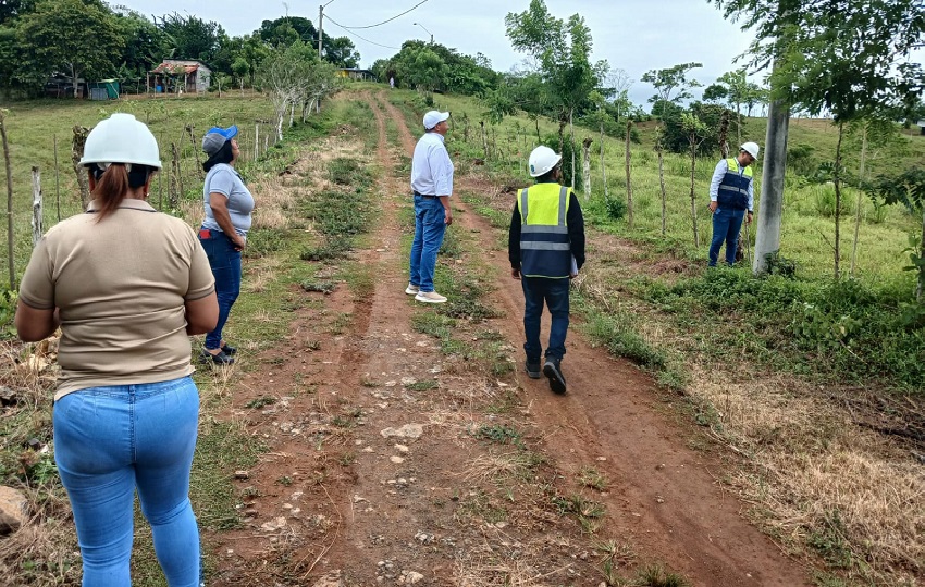 En un intento por rescatar el proyecto, personal de la Dirección de Ingeniería del Municipio de La Chorrera y la Autoridad de los Servicios Públicos inspeccionaron el estado de la red. Foto. Eric Montenegro