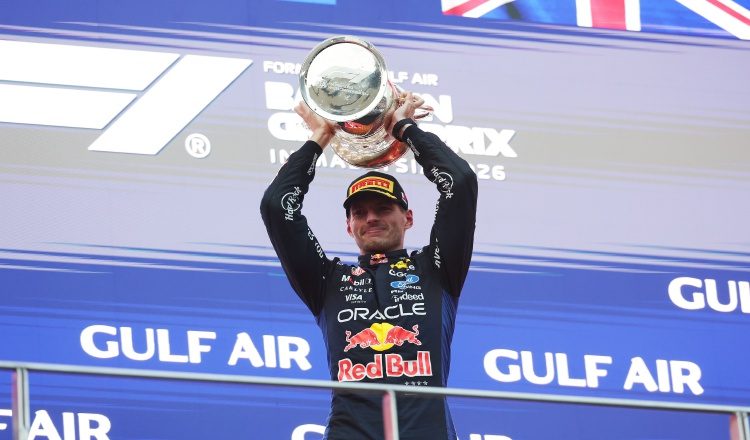 El piloto neerlandés Max Verstappen, celebra su victoria en el Gran Premio de Baréin. Foto:EFE El piloto neerlandés Max Verstappen, celebra su victoria en el Gran Premio de Baréin. Foto:EFE