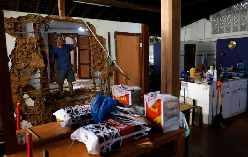 Jorge Martínez muestra los daños sufridos por su casa colonial de 180 años de antigüedad en Macaracas a causa  del terremoto. Foto: EFE