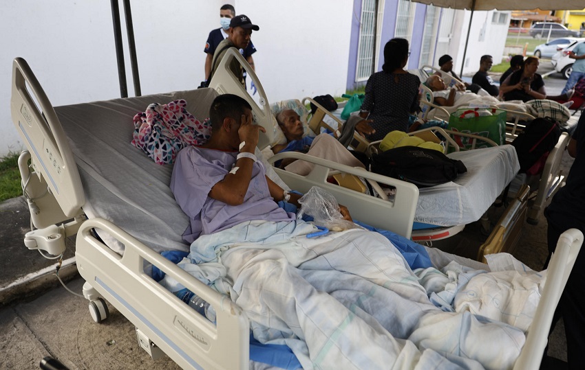 Pacientes del Hospital Aquilino Tejeira fueron evacuados luego del terremoto de magnitud 7,5 que sacudió el sureste de Panamá. Foto EFE Pacientes del Hospital Aquilino Tejeira fueron evacuados luego del terremoto de magnitud 7,5 que sacudió el sureste de Panamá. Foto EFE