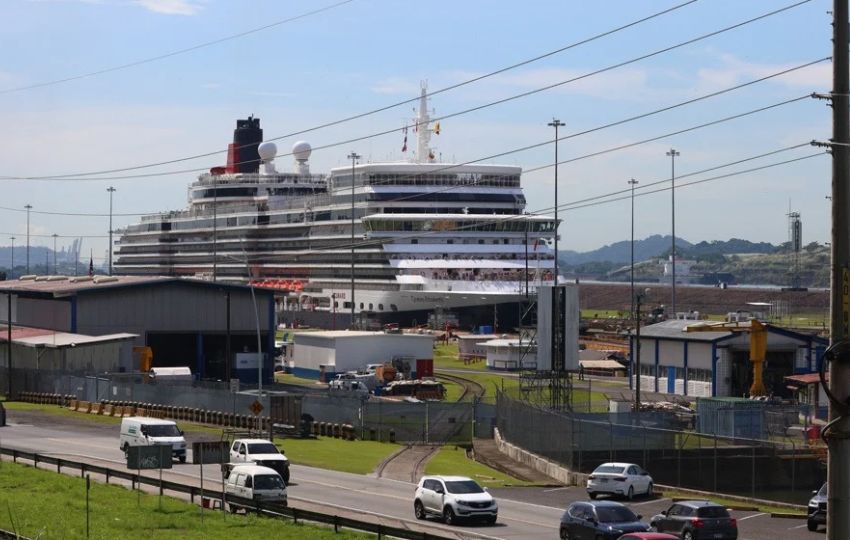 Barco Queen Elizabeth cruzando por el Canal de Panamá (Panamá). Foto: EFE