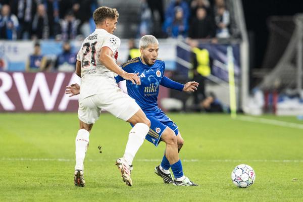 El panameño Cristian Martínez del Slovan (der.) y Grischa Promel del Stuttgart. Foto:EFE El panameño Cristian Martínez del Slovan (der.) y Grischa Promel del Stuttgart. Foto:EFE