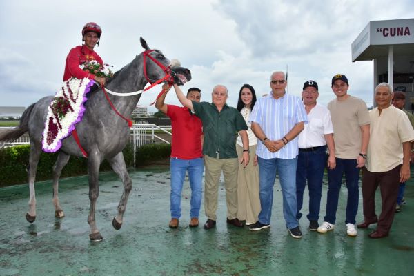 Macho Mule en el círculo de ganadores. Foto: Boris Valdivieso.