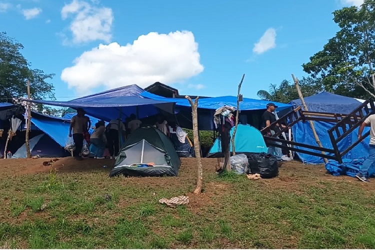 Harsh Ahir, miembro de la asociación de indostanos de la provincia de Veraguas, llevarom alimentos y carpas. Foto. Melquíades Vásquez Harsh Ahir, miembro de la asociación de indostanos de la provincia de Veraguas, llevarom alimentos y carpas. Foto. Melquíades Vásquez
