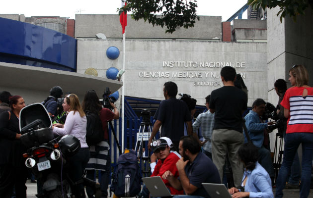 Periodistas apostados en el centro médico donde está hospitalizado Gabriel García Márquez. Foto/EFE