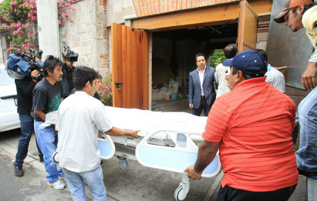 Una cama especial es llevada a la casa del escritor colombiano Gabriel García Márquez. Foto/EFE
