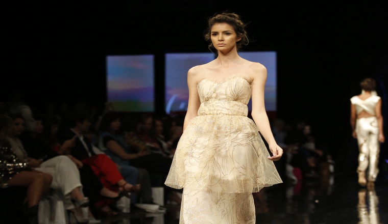 Durante el desfile de la diseñadora Lidia Minota se vieron delicadas prendas, llenas de encajes, brillo y mucha textura. Durante el desfile de la diseñadora Lidia Minota se vieron delicadas prendas, llenas de encajes, brillo y mucha textura.