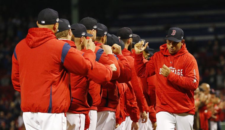 Alex Cora (dcha.) saluda a sus jugadores. Alex Cora (dcha.) saluda a sus jugadores. AP