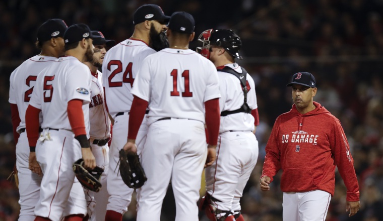 Cora camina hacia el montículo a conversar con sus jugadores. Cora camina hacia el montículo a conversar con sus jugadores. AP
