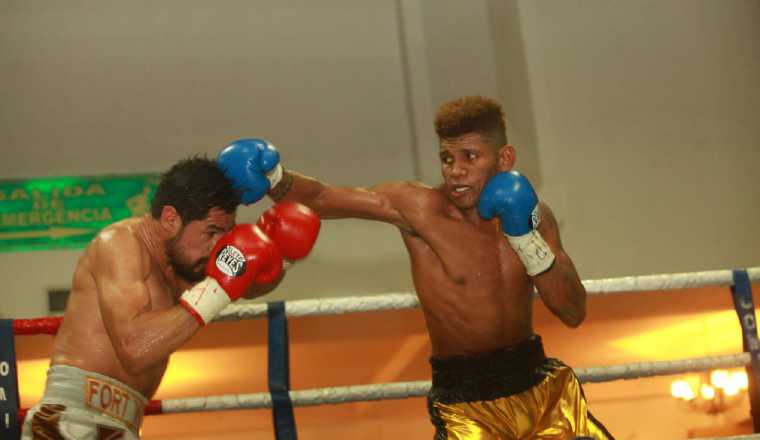 El panameño Alexander "Zurdo" Durán intercambia golpes contra el mexicano Adrián "Diamante" Estrella, a quien derrotó en las tarjetas y se llevó el campeonato júnior wélter. El panameño Alexander "Zurdo" Durán intercambia golpes contra el mexicano Adrián "Diamante" Estrella, a quien derrotó en las tarjetas y se llevó el campeonato júnior wélter.