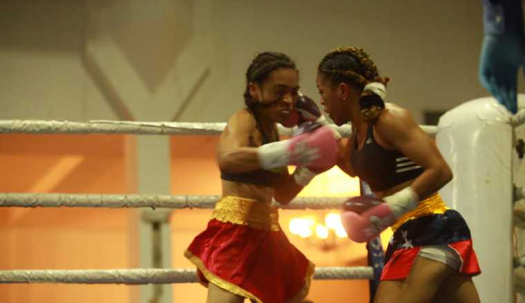 Batalla campal: La panameña Yaditza “Tigrilla” Pérez y Eva “La Ley” Guzmán intercambian golpes, se enfrentaron en un tremendo combate, en el que la sudamericana sacó la mejor parte en la apreciación de los jueces.