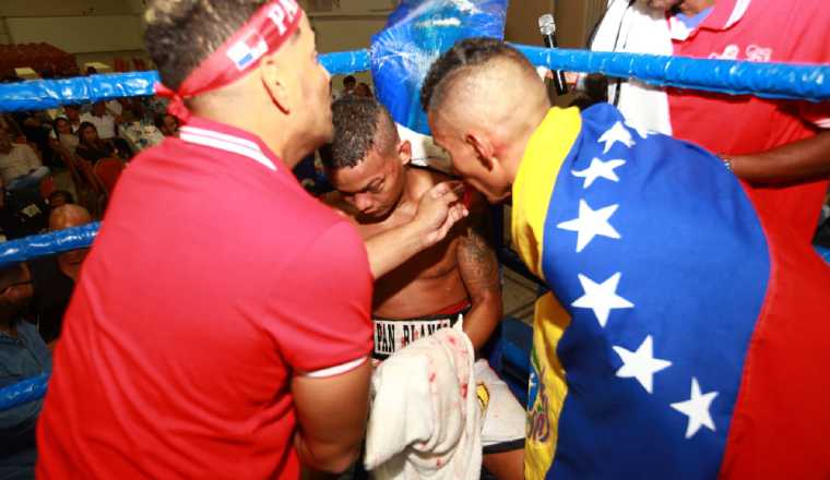 El venezolano Otto "Tractor' Gámez se dirige hacia Luis "Pan Blanco" Ríos, luego de que la esquina del panameño lanzara la toalla al "ring", para que el árbitro detuviera el combate. ‘Tractor’ arrolló a Ríos: El venezolano Otto “Tractor’ Gámez se dirige hacia Luis “Pan Blanco” Ríos, luego de que la esquina del panameño lanzara la toalla al “ring”, para que el árbitro detuviera el combate.