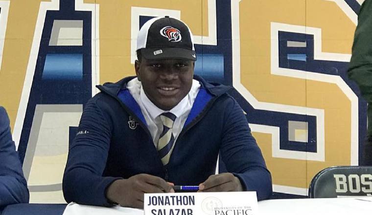 Jonathan Salazar, firmando su vínculo universitario. Jonathan Salazar, firmando su vínculo universitario. @PacificMensBB