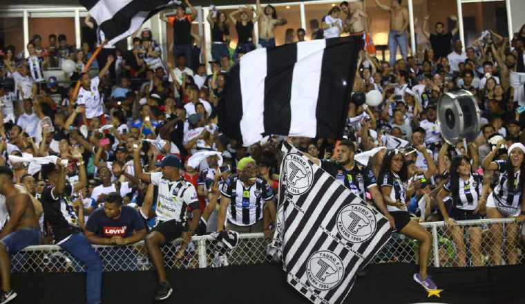 Aficionados "taurinos" celebran en el Rommel. /Foto Anayansi Gamez