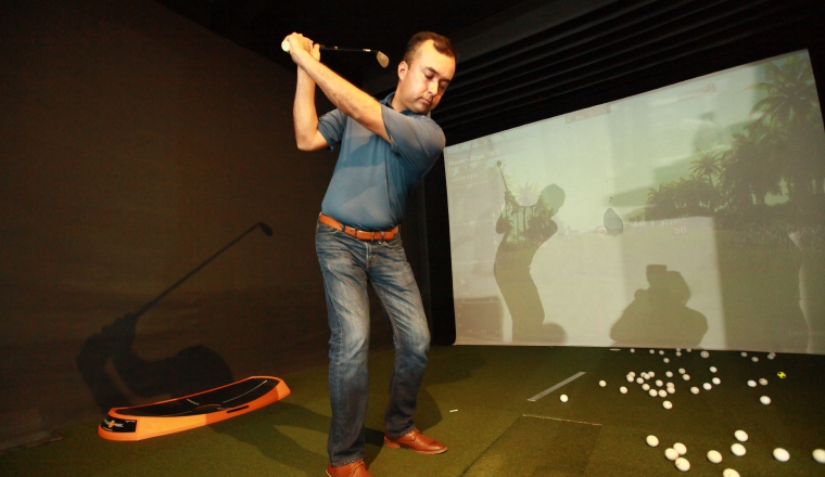 Compromiso: Milton Hidalgo también imparte las clases.  Laboró por varios años en el Club de Golf  de Panamá y en su natal Colombia colaboró  con el Country de Bogotá y el Rincón Grande.