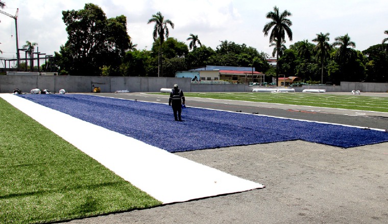 Momento en el que instalaban el césped sintético del estadio. Momento en el que instalaban el césped sintético del estadio. Foto Pandeportes