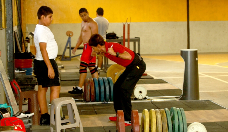 El profesor Vergara da instrucciones a Abraham Polanco. Foto Anayansi Gamez