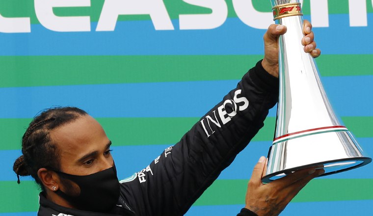 Lewis Hamilton festeja su triunfo en Hungría. Lewis Hamilton festeja su triunfo en Hungría. Foto:EFE