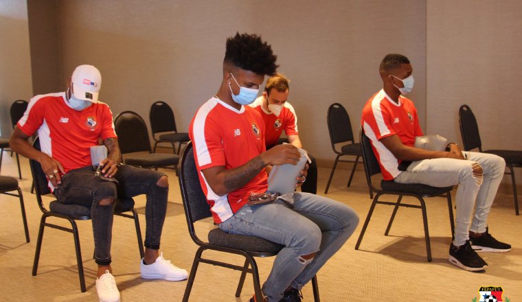 Lo jugadores recibieron un charla de protocolo para la COVID-19. Lo jugadores recibieron un charla de protocolo para la COVID-19. Foto: Fepafut