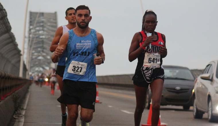 Margareth Toroitich (der.) Running from Panama