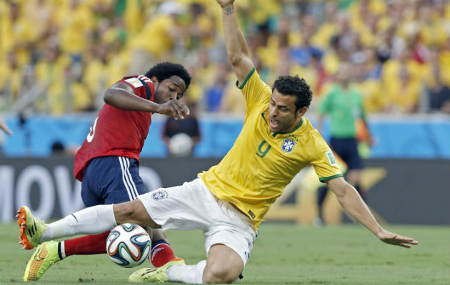 Fred disputa el balón con el colombiano Carlos Sanchez. Foto/EFE