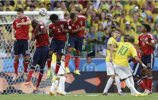 Neymar Jr. cobra un tiro libre. Foto/EFE