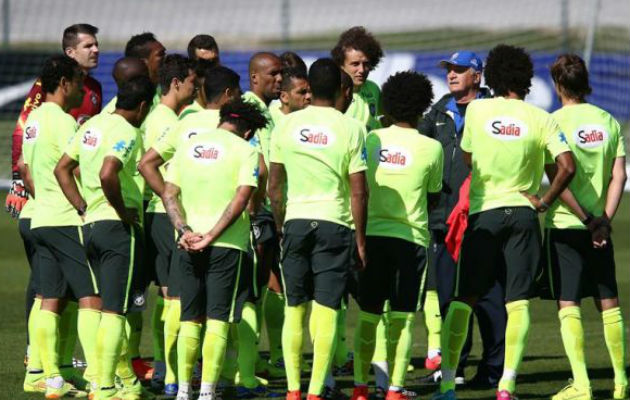Los jugadores de la selección brasileña de fútbol participan en un entrenamiento previo al Mundial de Fútbol Brasil 2014. Foto/EFE