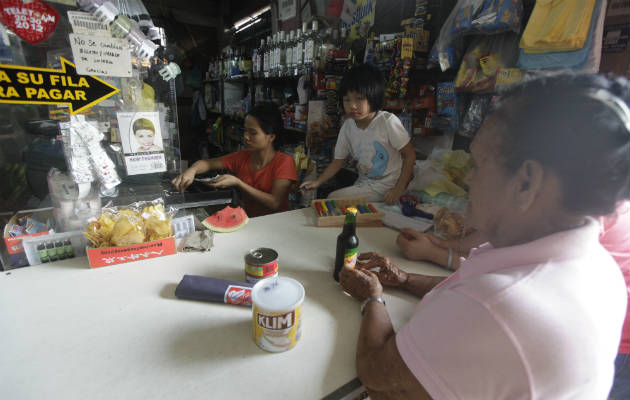 En San Miguelito, los consumidores temen que los comerciantes asiáticos incrementen el costo de otros productos para emparejar las ganancias.(Carlos Lemos)
