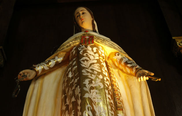 Nuestra Señora de las Mercedes es patrona de los presos. Alguien merecedor de cárcel le ha hurtado su corona.(Víctor Arosemena )